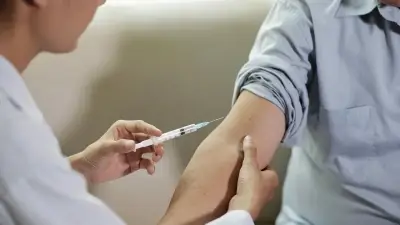 Врач делает укол пациенту